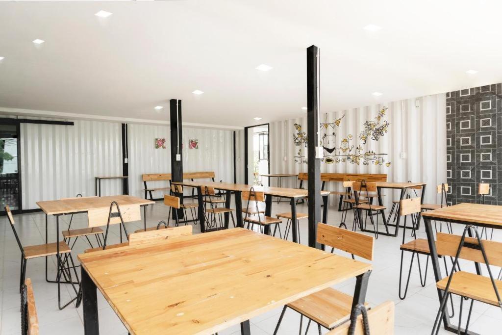 Qbix Hotel Кхон Каен Екстериор снимка