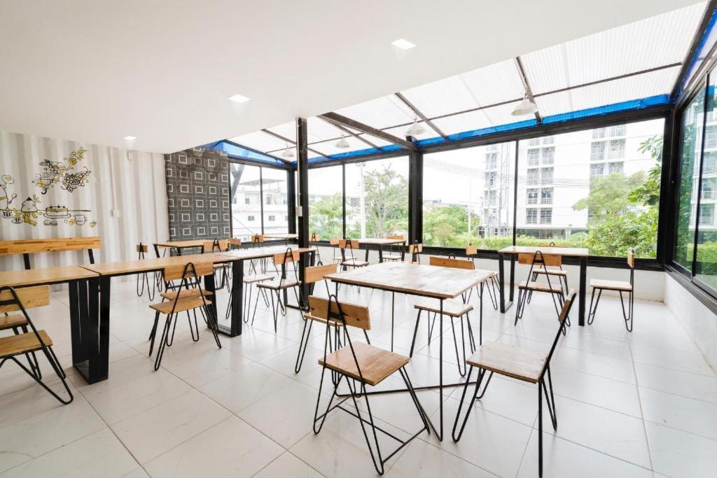 Qbix Hotel Кхон Каен Екстериор снимка